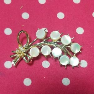 Vintage gold tone Brooch